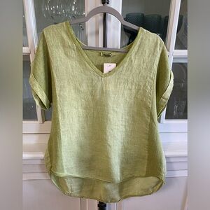 Beautiful Meo Meli Italian v-neck linen top in avocado.